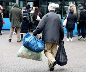 01.03.2023., Zagreb - Ako se itko nadao da ce scene starijih ljudi koji po gradu skupljaju boce zbog prezivljavanja sa niskim primanjima postati rjedje, svakodnevna poskupljenja u svim podrucijima odlucno dematirajaju takva ocekivanja i velike skupine gradjana guraju preko praga siromastva. Photo: Patrik Macek/PIXSELL