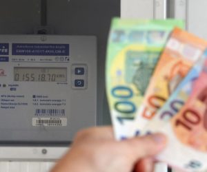 02.01.2023., Sibenik - Ilustracija cijene struje i racuna u eurima.

  HEP se ne smije privatizirati i mora ostati u potpunom javnom vlasništvu