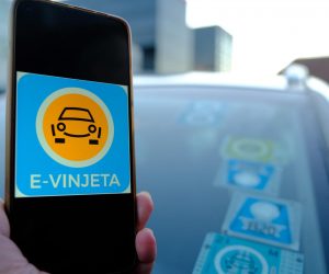 02.02.2022., Zagreb - Nakon sto je Slovenija nakon Nove godine uvela godisnje e-vinjete, od prvog veljace vise se ne mogu kupiti niti tjedne i mjesecne vinjete u fizickom obliku, tj. kao naljepnice. E-vinjete se mogu naci na stranicama DARS-a, a vezane su za registarske oznake automobila. Photo: Slaven Branislav Babic/PIXSELL