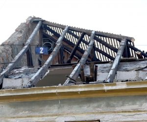 02.02.2023., Zagreb - Na Gornjm gradu konacno je pocela obnova palace jelacic, odnosno stare zgrade DHMZ-a. 
Sada se uklanjaju zastitne skele na mjesto kojih trebaju doci potporni stupovi, a u ovoj fazi radova izvodjacima najvise problema zadaju ogromne kolicine smeca zaostale u zgradi i otezanje sa dozvolama za kamione i teske strojeve koji do gradilista mogu jedino preko dijela parka Gric.
Nakon obnove zgradu ce koristiti Hrvatski povijesni muzej. Photo: Patrik Macek/PIXSELL