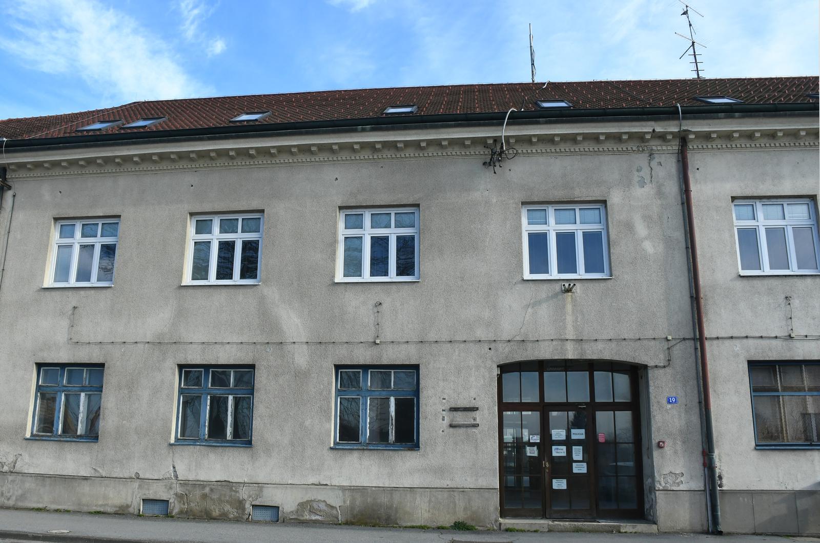 02.02.2023., Sisak - Zupanijske vlasti donijele su odluku da ce se uskoro, za potrebe sisacke Glazbene skole "Fran Lhotka", krenuti u sanaciju dviju zgrada kojesu stradale u potresu 2020.godine. U zgradu ukojoj je nekad bio sisacki zatvor i PU sisacko-moslavacka trebali bi se smjestiti ucenici Glazbene skole, dok bi zgrada Glazbene skole,nakon sanacije,postala koncertna dvorana. Zgrada PU siacko-moslavacke i sisackog zatvora.    Photo: Nikola Cutuk/PIXSELL