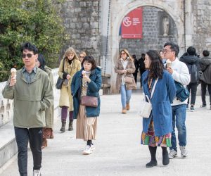 02.03.2023., Stara gradska jezgra, Dubrovnik - Gradski kadrovi. Grupe turista, pripreme za sezonu i otvaranje restorana. Photo: Grgo Jelavic/PIXSELL