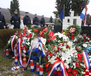 02.04.2013., Arzano - Polaganjem vijenaca te svetom misom obiljezena je godisnjica pogibije redarstvenika Josipa Jovica, prve zrtve u Domovinskom ratu. Uz rodbinu, godisnjici su prisustvovala i mnogobrojna izaslanstva kao i biskup Juraj Jezerinac.rPhoto: Ivo Cagalj/PIXSELL