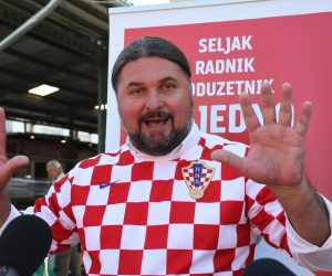 02.07.2020., Bjelovar - Na konferenciji za medije Mladen Keser i Tihomir Jaic, kandidati na listi Restart koalicije u II. Izbornoj jedinici, predstavili su glavne SDP-ove smjernice za razvoj poljoprivrede. rrPhoto: Damir Spehar/PIXSELL