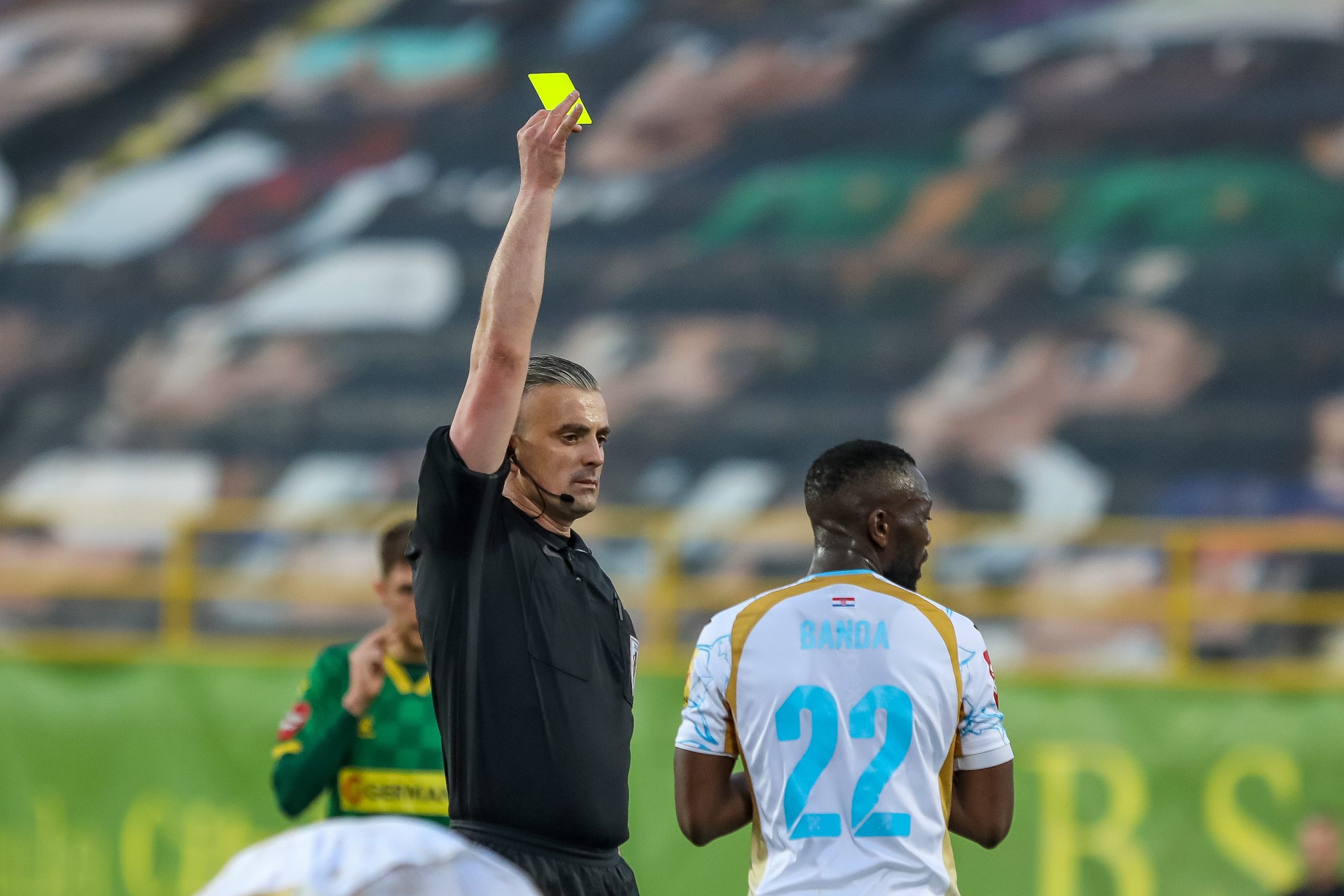 03.03.2023., stadion Aldo Drosina, Pula - SuperSport HNL, 24. kolo, NK Istra 1961 - HNK Rijeka. Sudac Jakov Titlic pokazuje zuti karton  Emmanuelu Bandi. Photo: Srecko Niketic/PIXSELL