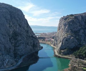 04.03.2023., Omis - Fotografije iz zraka na  most  preko Cetine na omiskoj zaobilaznici koji je spojen. Most povezuje dva tunela Omis i Komorjak. Most bi trebao svecano biti otvoren u cetvrtak  Photo: Matko Begovic/PIXSELL