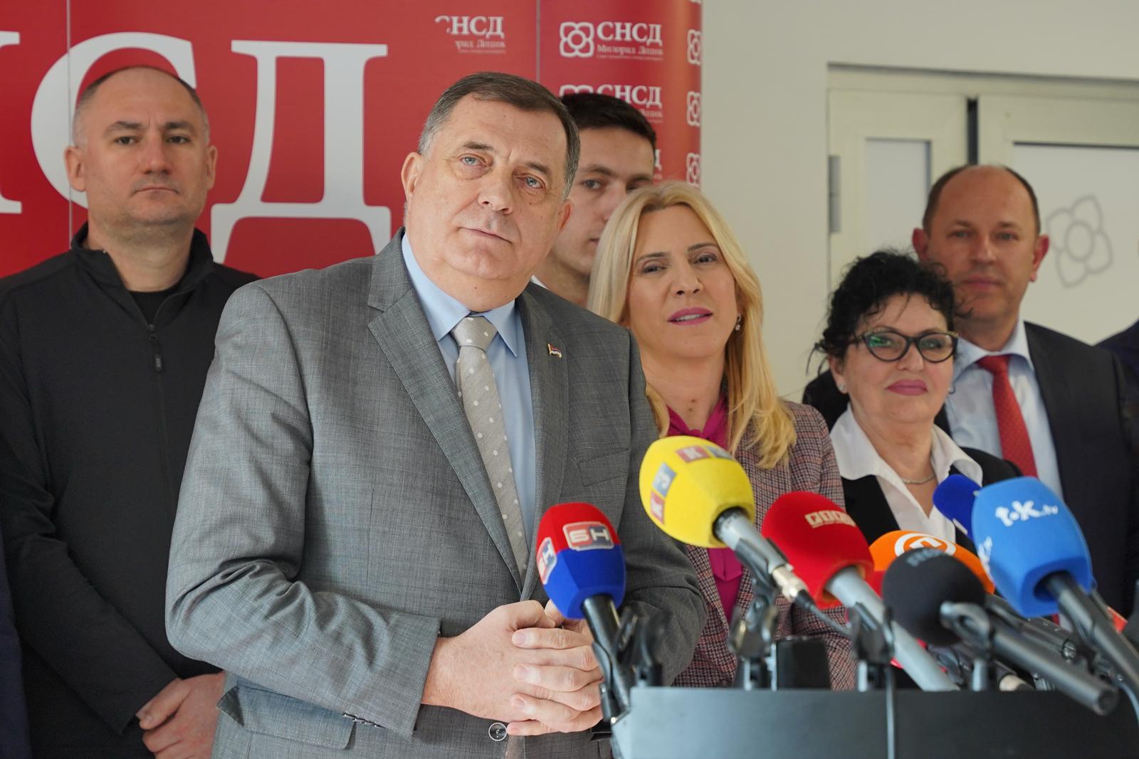 05.03.2023., prostorije Gradskog odbora SNSD-a, Banjaluka (BiH) – Predsjednik SNSD-a Milorad Dodik prisustvovao je sjednici Predsjednistva Gradskog odbora SNSD-a Banjaluka. Dodik je na konferenciji za medije govorio i o najavi promjene Krivicnog zakona RS kojim bi se kleveta kriminalizovala, a sto je zestoko osudila medijska zajednica BiH i regije ali i predstavnici medjunarodnih organizacija i Europske unije. Novinari smatraju da je ovo novi udar na medijske slobode u RS, dok se Dodik ne slaze sa tim.    Photo: Dejan Rakita/PIXSELL
