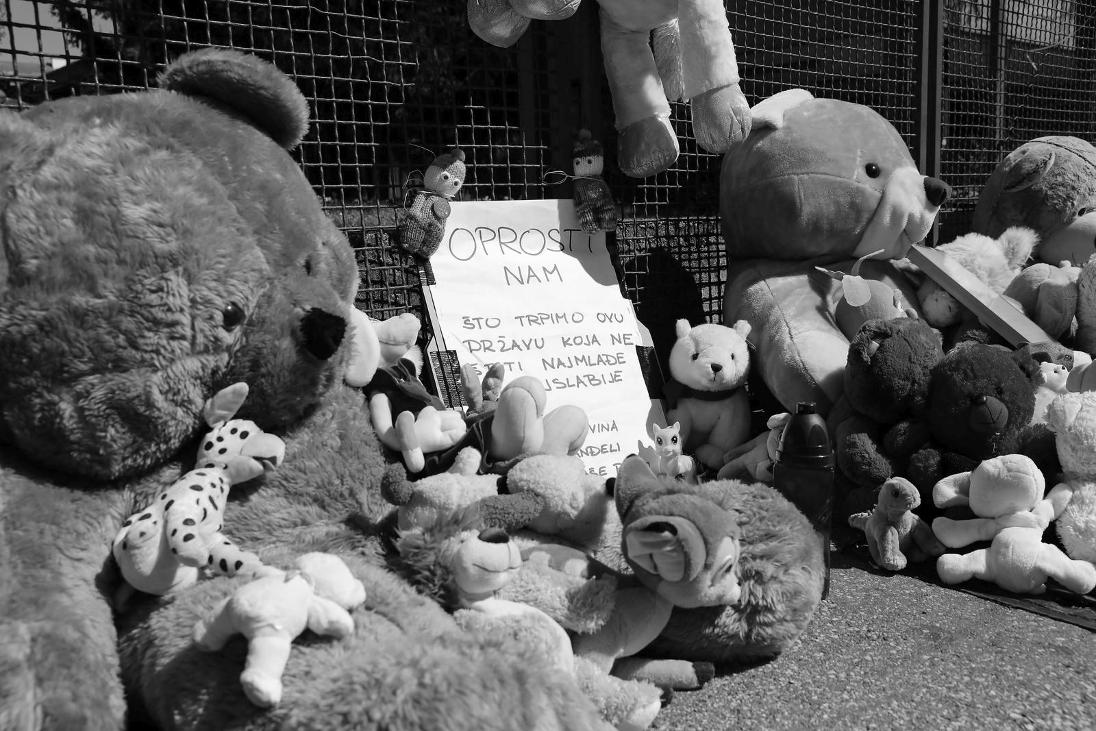 05.04.2021., Zagreb -Dirljive poruke, svijece i igracke na ogradi bolnice u Klaicevoj za preminulu djevojcicu."n Photo: Emica Elvedji/PIXSELL