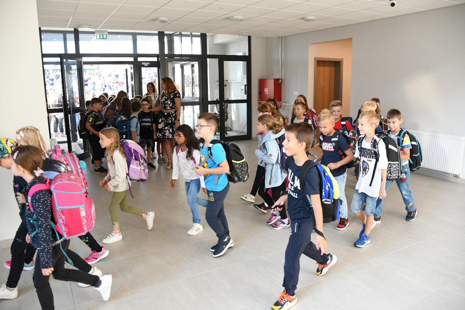 05.09.2022., Koprivnica - Skole diljem Hrvatske iznova su otvorila svoja vrata pa su skolarci ponovno sjeli u svoje klupe, a isto je vrijedilo i za polaznike novoizgradjene skole Podolice. Photo: Damir Spehar/PIXSELL