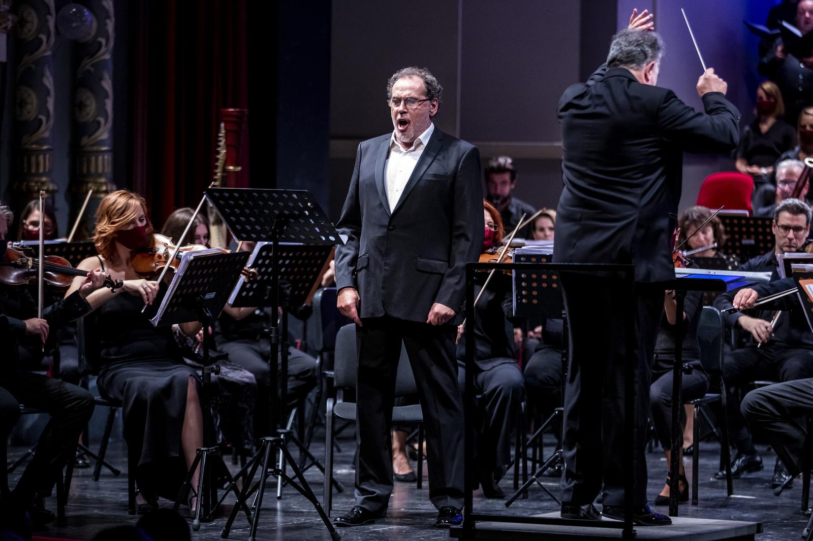 05.10.2020., HNK Split, Split - Hrvatsko narodno kazaliste Split kazalisnu sezonu 2020./21. zapocelo je Gala koncertom opernih arija pod ravnanjem maestra Ive Lipanovica. Na programu su arije iz opera Verdija, Puccinija, Saint-Saensa, Mascagnija, Leoncavalla i Bizeta.rsolist Ivica CikesrPhoto: Miroslav Lelas/PIXSELL