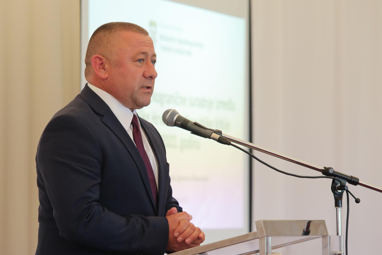 06.06.2022., Ilok - Svecano urucivanje ugovora o financiranju u sklopu Programa prekogranicne suradnje izmedu Republike Hrvatske i Republike Srbije. Na svecanom urucivanju sudionicima se obratila ministrica regionalnog razvoja i fondova EU Natasa Tramisak, zupan Vukovarsko-srijemske zupanije Damir Dekanic, zupan OBZ Ivan Anusic, predsjednik Demokratskog saveza Hrvata u Vojvodini i izabrani zastupnik Narodne skupstine RS Tomislav Zigmanov te drzavni tajnik Sredisnjeg drzavnog ureda za Hrvate izvan RH Zvonko Milas.  Photo: Dubravka Petric/PIXSELL