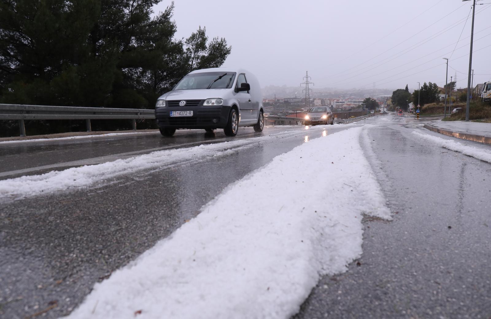 06.12.2022.,Mravince - Jaka kisa i tuca koja je padala desetak minuta zabjelila podrucje Solina i Mravinaca.
 Photo: Ivo Cagalj/PIXSELL