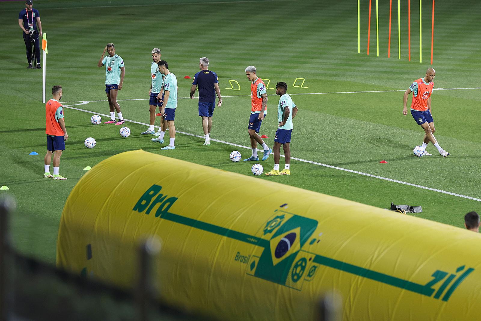 06.12.2022., Stadion Al Arabi SC, Doha, Katar - Trening Brazilske nogometne reprezentacije na Stadionu Al Arabi SC u Dohi na SP u Kataru da?? nakon pobjede nad Juznom Korejom i izborenim cetvrtfinalom protiv Hrvatske. Igraci koji su nastupili na jucerasnjoj utakmici dobili su postedu. Trening je protekao u lezernom tonu, a igraci su se podruzili sa svojom djecom na terenu. Trening je bio otvoren za gledatelje. Nakon treninga okupljenim navijacima igraci Brazila podjelili su autograme i omogucili pokoju fotografiju. Photo: Goran Stanzl/PIXSELL