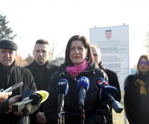 07.02.2023. Petrinja - Ministrica kulture Nina Obuljen Korzinek i ministar graditeljstva Branko Bacic obisli pocetak radova nove katastarske izmjere te su obisli gradilista u centru Petrinje koji su pod kulturnom zastitom.  Photo: Edina Zuko/PIXSELL