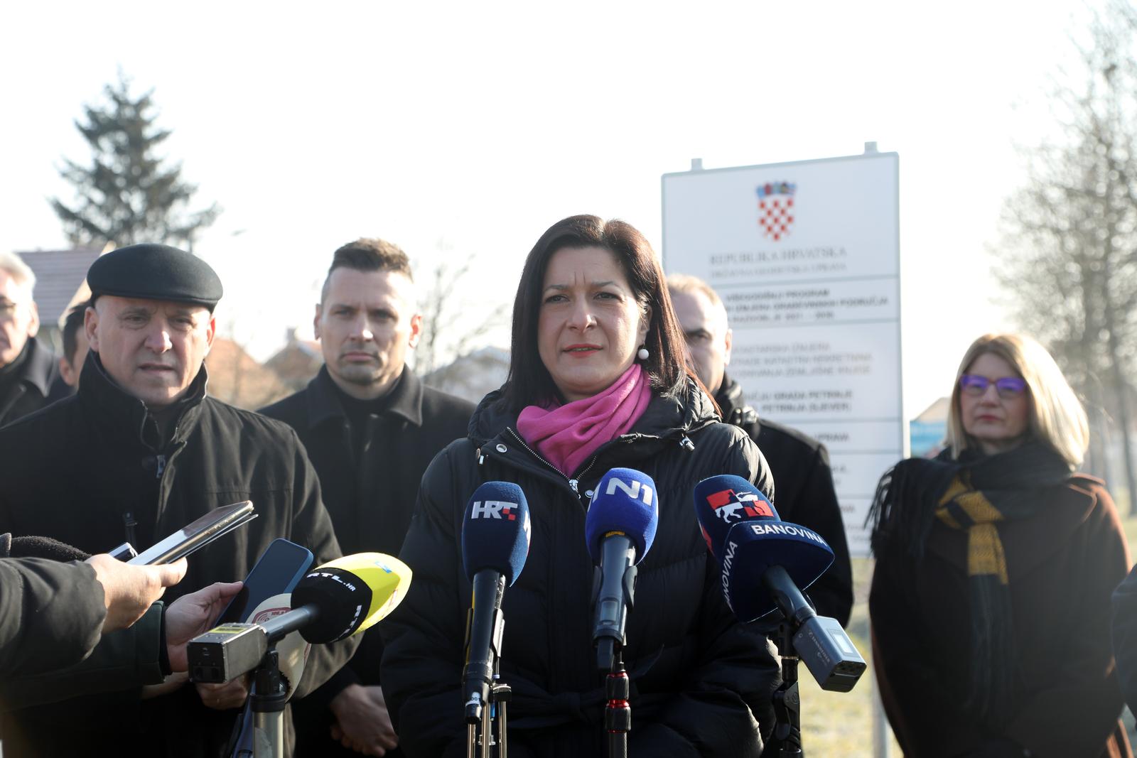 07.02.2023. Petrinja - Ministrica kulture Nina Obuljen Korzinek i ministar graditeljstva Branko Bacic obisli pocetak radova nove katastarske izmjere te su obisli gradilista u centru Petrinje koji su pod kulturnom zastitom.  Photo: Edina Zuko/PIXSELL