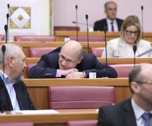 08.03.2023., Zagreb - Sabor 15. sjednicu nastavlja raspravom o konacnom prijedlogu Zakona o trgovini koji bi, uz ostalo,  trebao uvesti neradnu nedjelju. Silvano Hrelja, Darko Klasic Photo: Patrik Macek/PIXSELL