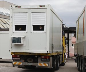 08.03.2023., Sibenik - Kontejneri koji su koristeni za testiranje na COVID-19 zbog nekoristenja natovareni su na slepere koji ih vracaju Stozeru civilne zastite. Photo: Dusko Jaramaz/PIXSELL