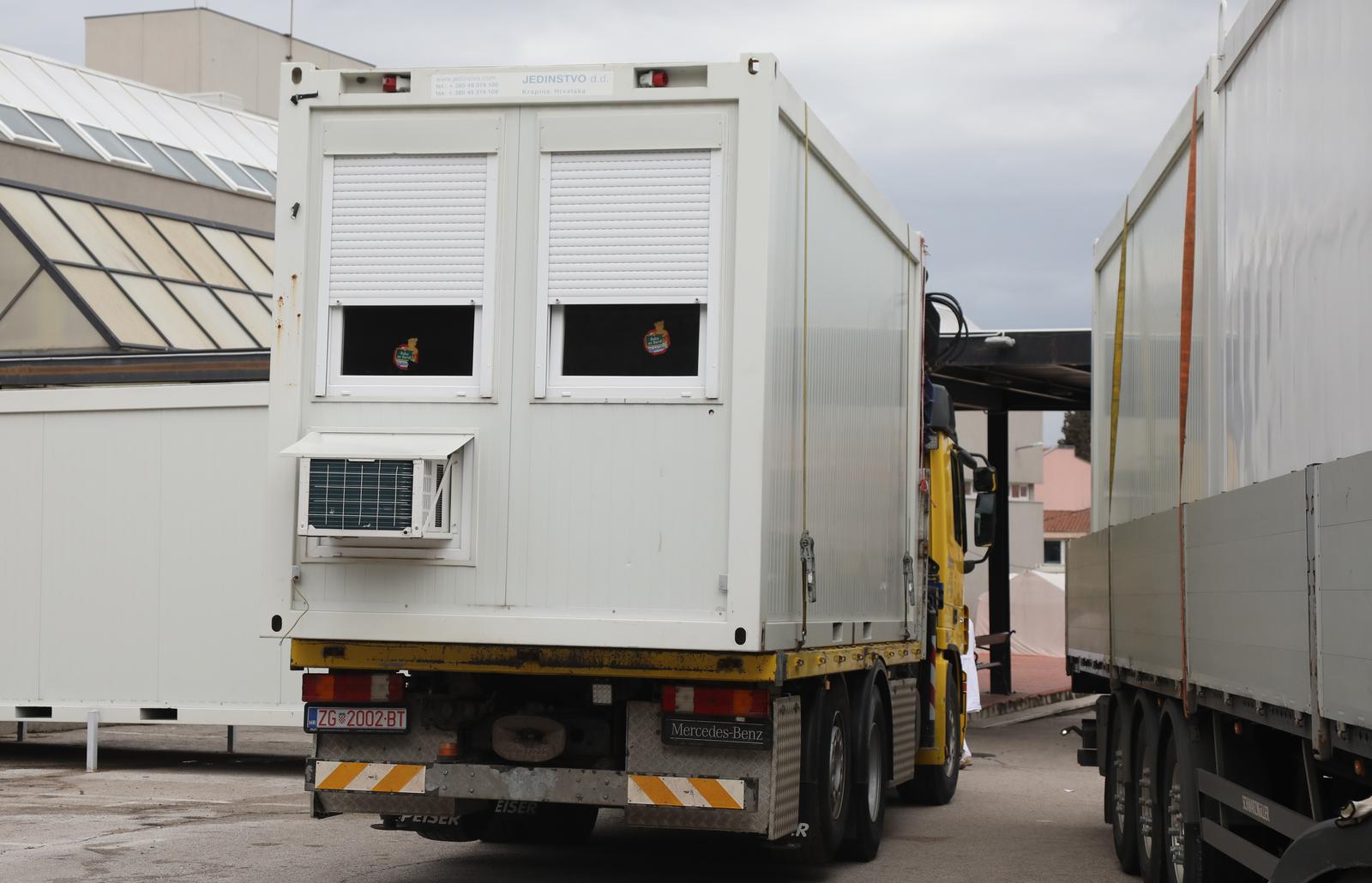 08.03.2023., Sibenik - Kontejneri koji su koristeni za testiranje na COVID-19 zbog nekoristenja natovareni su na slepere koji ih vracaju Stozeru civilne zastite. Photo: Dusko Jaramaz/PIXSELL