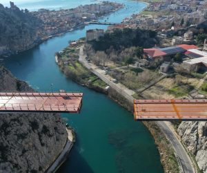 06.01.2022. Omis - Fotografija iz zraka radova na mostu iznad Omisa.U tunelima u istocnom Omisu, te sjevernom Komorjaku postavljaju se sekcije mosta, u duzini 60 metara sa svake strane. Investitor je tvrtka Hrvatske ceste, za ovaj dio - prva faza brze ceste Split - Omis . izdvojio je 174,5 milijuna kuna, s radovima se pocelo u rujnu 2019.  Photo: Matko Begovic/PIXSELL Photo: Matko Begovic/PIXSELL