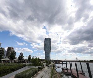 31.07.2022., Beograd - Beograd na vodi (Belgrade Waterfront) je novi urbani centar u Beogradu smjesten na milijun kvadratnih metara, koji nudi prvoklasni stambeni i poslovni prostor. U sklopu projekta nalaze se hoteli svjetske klase, mjesta za kulturu, obrazovne institucije, moderni zdravstveni centri i sirok spektar atrakcija i objekata za odmor i zabavu.  Beograd na vodi po svom zavrsetku gradnje trebao bi postati jedna od najuzbudljivijih urbanih cetvrti u Europi Photo: Emica Elvedji/PIXSELL