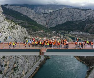 09.03.2023., Omis - Fotografija iz zraka sa svecanosti spajanja mosta iznad rijeke Cetine na obilaznici Omisa. Most Cetina duljine je 224,45 metra i izvodi se u sklopu projekta izgradnje dijela obilaznice Omisa. Vrijednost radova iznosi 174,46 milijuna kuna (bez PDV-a)/ 23,16 milijuna eura, a rijec je o projektu cija ce realizacija doprinijeti prometnom rasterecenju gradske jezgre Omisa i smanjenju guzvi. Photo: Matko Begovic/PIXSELL
