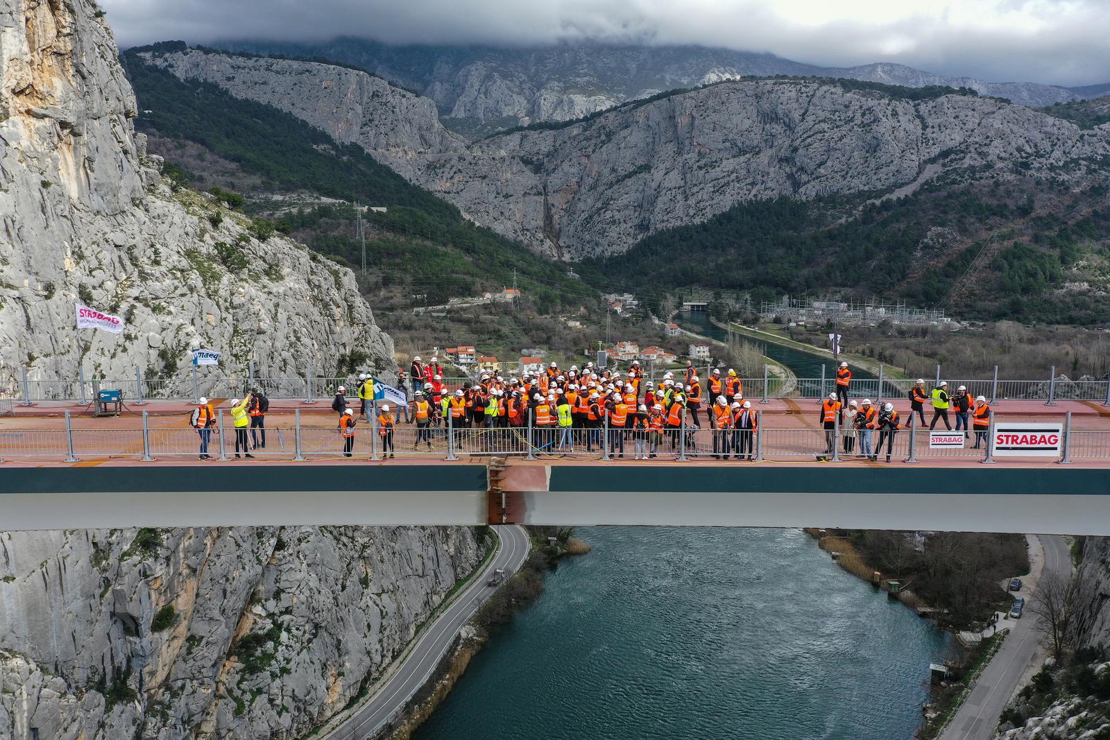 09.03.2023., Omis - Fotografija iz zraka sa svecanosti spajanja mosta iznad rijeke Cetine na obilaznici Omisa. Most Cetina duljine je 224,45 metra i izvodi se u sklopu projekta izgradnje dijela obilaznice Omisa. Vrijednost radova iznosi 174,46 milijuna kuna (bez PDV-a)/ 23,16 milijuna eura, a rijec je o projektu cija ce realizacija doprinijeti prometnom rasterecenju gradske jezgre Omisa i smanjenju guzvi. Photo: Matko Begovic/PIXSELL