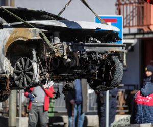 09.03.2023., Zagreb - Policijski ocevid na zapaljenom automobilu u ulicici Trnovcica. Automobil je vlasnistvo majke pravomocno osudjenog poreznika Milana Pernara kojem se sudilo zajedno s bracom Zdravkom i Zoranom Mamicem, te Damirom Vrbanovicem Photo: Slavko Midzor/PIXSELL