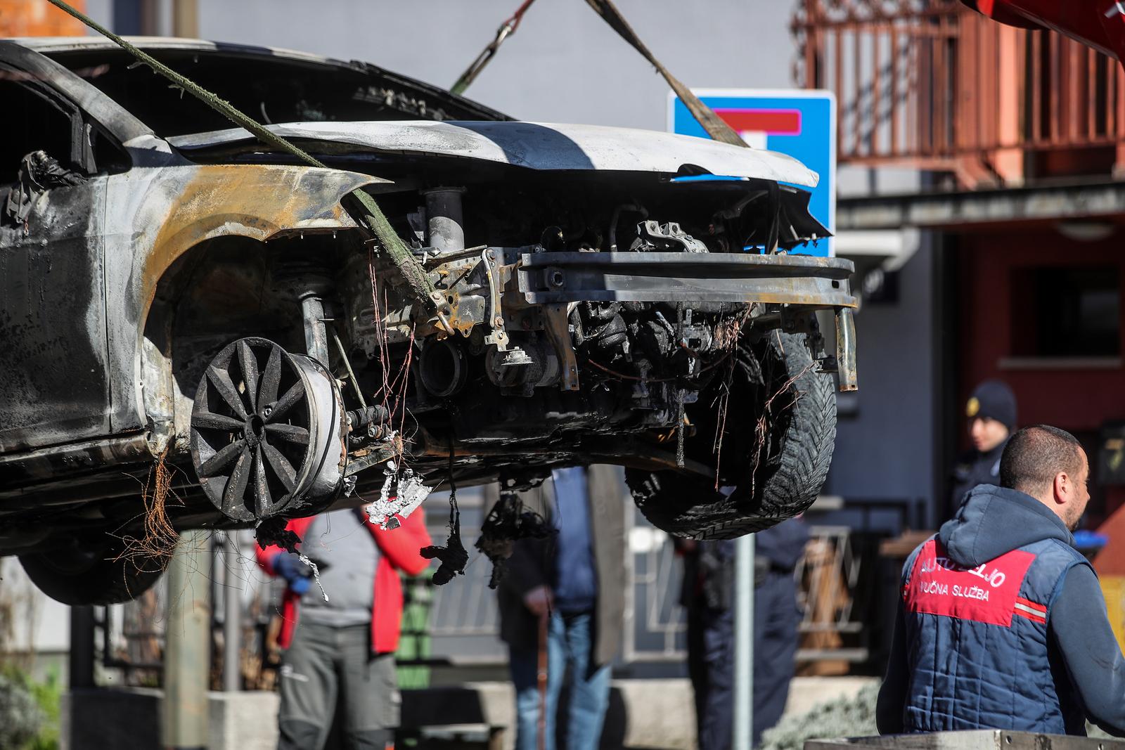 09.03.2023., Zagreb - Policijski ocevid na zapaljenom automobilu u ulicici Trnovcica. Automobil je vlasnistvo majke pravomocno osudjenog poreznika Milana Pernara kojem se sudilo zajedno s bracom Zdravkom i Zoranom Mamicem, te Damirom Vrbanovicem Photo: Slavko Midzor/PIXSELL