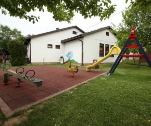 08.06.2016., Brinje - Brinje je naselje u sjeverozapadnom dijelu Like te opcina u Licko-senjskoj zupaniji, smjestena u Brinjskom krskom polju u sjeverozapadnom dijelu Gackog polja u brinjskoj zavali, na trasi Jozefinske ceste te uz danasnju autocestu Zagreb - Split i na krizistu drzavne ceste Duga Resa - Josipdol - Zuta Lokva - Senj (stara Jozefinska cesta). Brinje je sjediste opcine koja se prostire izmedju obronaka Velike Kapele i Velebita. Opcina Brinje ima povrsinu od 358,20 kilometara kvadratnih i 3256 stanovnika rasporedjenih u 12 naselja s ukupno 1166 kucanstava. Djecji vrtic Tratincica Brinje. "nPhoto: Robert Anic/PIXSELL