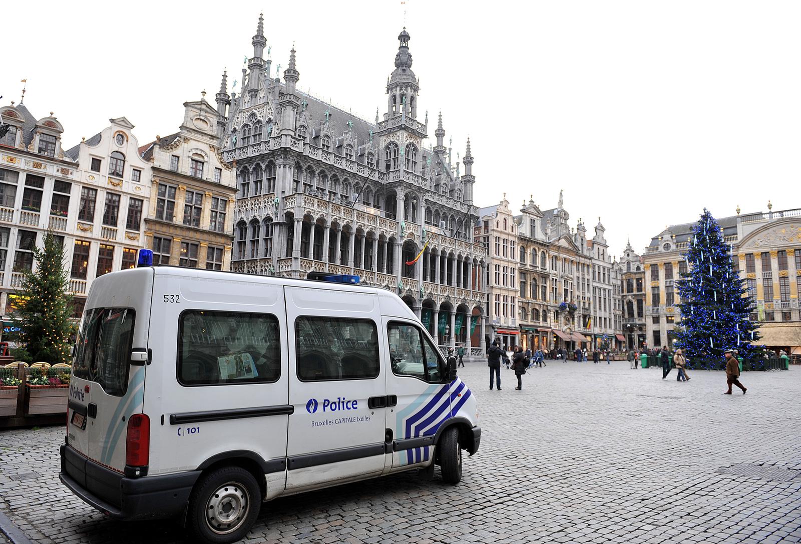 02.12.2009., Bruxelles, Belgija - Navijaci Dinama Bad Blue Boysi dosli su na utakmicu 5 kola, skupine A, Europske lige izmedju domacina Anderlechta i gostiju iz Zagreba Dinama. Policija je patrolirala u sredistu grada i nije imala potrebe reagirati, a navijace su dopratili do stadiona. Policijske patrole do stadiona bile su i na konjima.  r"nPhoto: Goran Stanzl/PIXSELL
