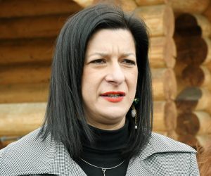 10.03.2022.,Moscenica - Predstavnici Europske banke za obnovu i razvoj u nekoliko u navrata nakon razornog potresa posjecivali Grad Petrinju i s gradonacelnicom Magdalenom Komes  razgovarali o mogucnostima suradnje Grada Petrinje i EBRD po pitanju revitalizacije Grada Petrinje.
Na jos jednom susretu gradonacelnica Komes s predstavnicima EBRD-a, Victoriom Zinchuk, direktoricom Europske banke za obnovu i razvoj (EBRD) za Hrvatsku i Ivanom Milicic(Associate Director), obisla jeUdrugu IKS u kontejnerskom naselju u Moscenici gdje im je Tamara Jovicic, predsjednica Udruge IKS predstavila aktivnosti koje provodi u naselju u suradnji s Montessori medjunarodnim cetrom. Magdalena Komes.
  Photo: Nikola Cutuk/PIXSELL