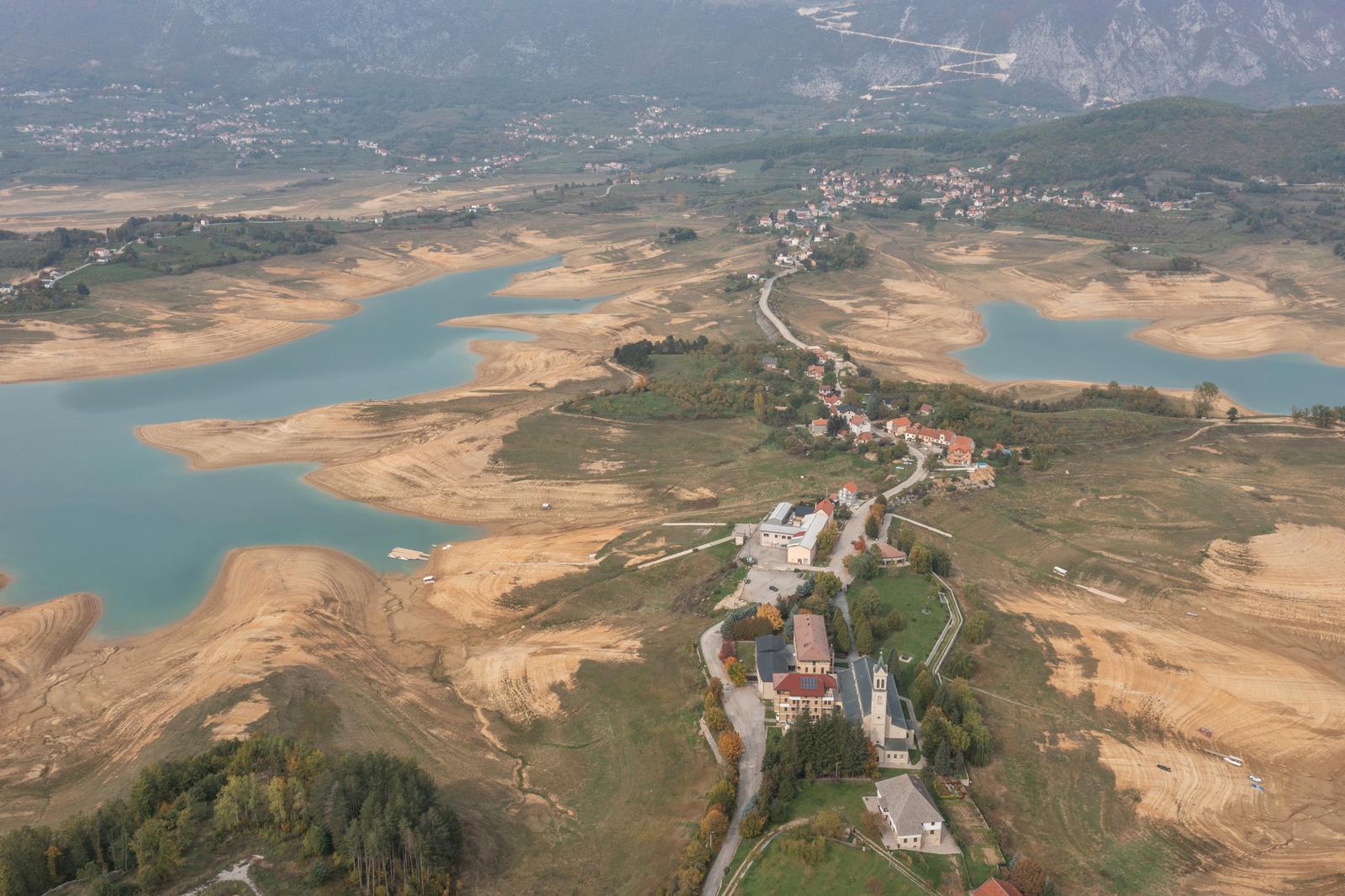 09.10.2022., opcina Prozor-Rama, Bosna i Hercegovina - Ramsko jezero zbog velikih susa tijekom ljetnih mjeseci u velikom dijelu je presusilo. Photo: Matko Begovic/PIXSELL