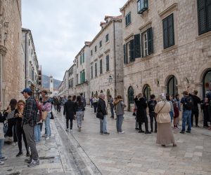 11.03.2023., Stara gradska jezgra, Dubrovnik - Proljece je pred vratima, laganija odjeca, red zaa sladoled i veci broj turista najajvljuju pocetak sezone. HTZ: Analizom privatnog smještaja u turizmu do smjernica za brendiranje i promociju