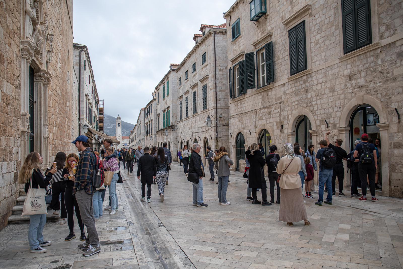 11.03.2023., Stara gradska jezgra, Dubrovnik - Proljece je pred vratima, laganija odjeca, red zaa sladoled i veci broj turista najajvljuju pocetak sezone. HTZ: Analizom privatnog smještaja u turizmu do smjernica za brendiranje i promociju