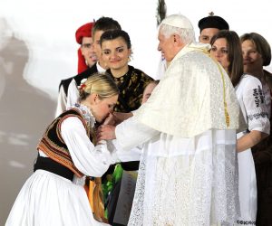 04.06.2011., Trg bana Jelacica, Zagreb - Papa Benedikt XVI s mladima na molitvenom bdijenju. Na cjelovecernjem klanjanju Papa se obratio mladima, molio s njima, ohrabrio ih u vjeri, dao im podrsku i zazvao na njih Bozju milost.rPhoto: Marko Lukunic/PIXSELL