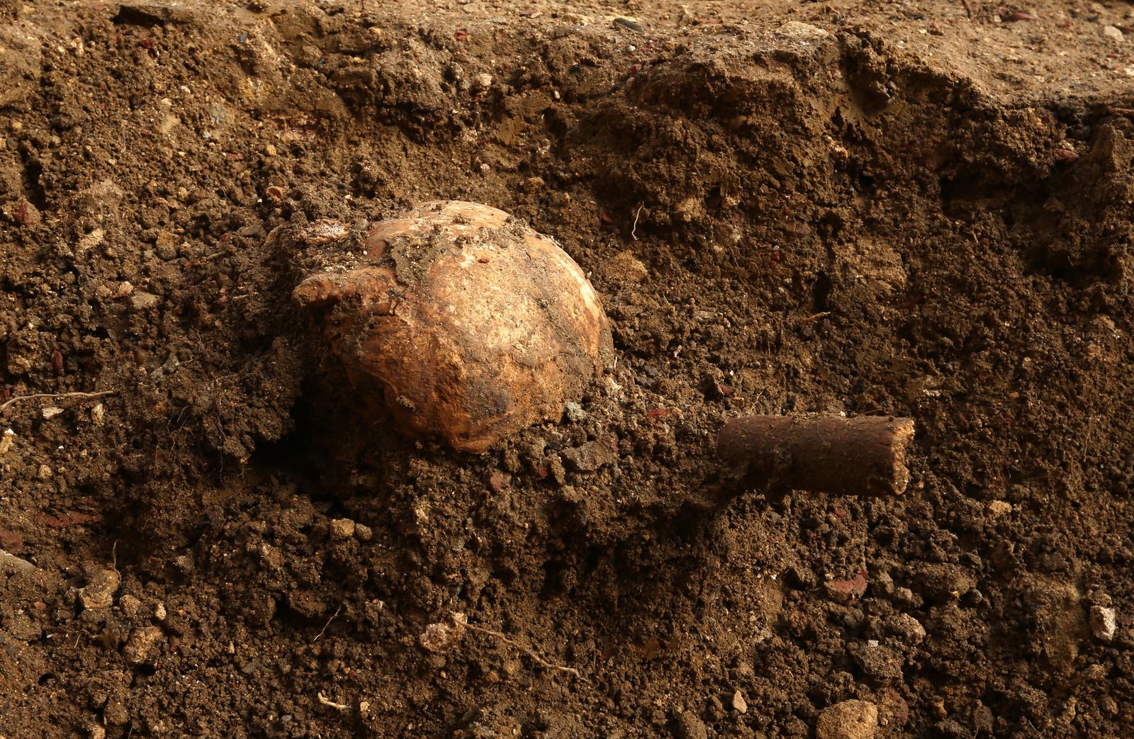 11.10.2017., Dugo Selo - Arheolosko istrazivanje crkve Sv. Martina koja datira iz 14. stoljeca. Kraj crkve i untar crkve pronadjeni su i posmrtni ostaci koji vjerojatno datiraju iz 19. stoljeca. U tijeku su arheoloska iskapanja koja vodi Areheoloski institut pod vodstvom prof.  "nJuraja Belaja."nPhoto: Robert Anic/PIXSELL