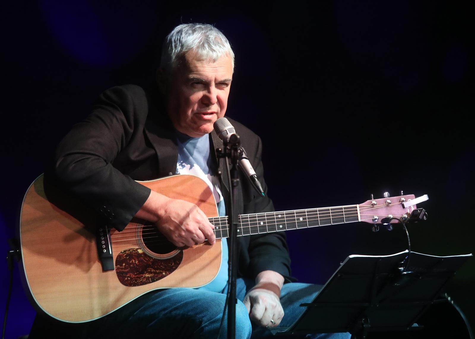 11.11.2022.,Sibenik - U kuci umjetnosti Arsen koncert je odrzao jedan od najznacajnijih slovenskih novovalnih kantautora, bliski Arsenov prijatelj. Uvijek rado vidjen gost u Sibeniku Zoran Predin stigao je u Kucu umjetnosti Arsen u kojoj je u duetu s gitaristom Igorom Polakom predstavio kantautorski program Srebrni pioniri u kojem vlastite i poznate pjesme drugih autora izvodi kako su zvucale kad su nastale.
 Photo: Dusko Jaramaz/PIXSELL