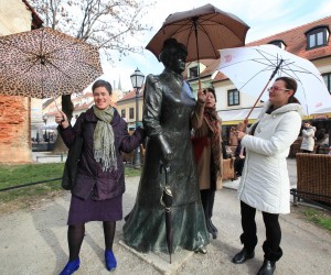 08.01.2012., Tkalciceva ulica, Zagreb - Na devastiranom spomeniku Marije Juric Zagorke a kojeg su vandali otkinuli kisobran, gradjanska udruga okupljena preko Facebook-a pokrenula  je akciju "Daj Zagorki kisobran".rPhoto: Robert Anic/PIXSELL