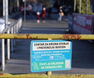 12.10.2022., Zagreb - Na pruznom prijelazu u Sesvetama uz zabranu hodanja prugom postavljena je i ploca sa kontaktom centra za krizna stanja i prevenciju suicida. Photo: Patrik Macek/PIXSELL