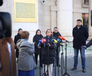 12.02.2023., Zagreb - Predsjednik SDP-ov Pedja Grbin te saborski zastupnik SDP-a Boris Lalovac s predsjednicom Kluba zastupnika zeleno-lijevog bloka Sandre Bencic govore o duznickom ropstvu i na koji nacin funkcioniraju agencije za naplatu potrazivanja. Photo: Lovro Domitrovic/PIXSELL