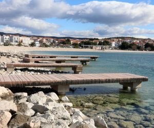 12.02.2023.,Brodarica-Brodarica,poznato turisticko mjesto i plaza Rezaliste djelovanjem morske mijene i povlacenjem mora ,oseka izgleda drugacije od svakodnevne slike.Isplivali su iz mora potoljeni djelovi obale.Kako kazu stari brodaricani,sve ispod crnoga je u moru.
 Photo: Dusko Jaramaz/PIXSELL