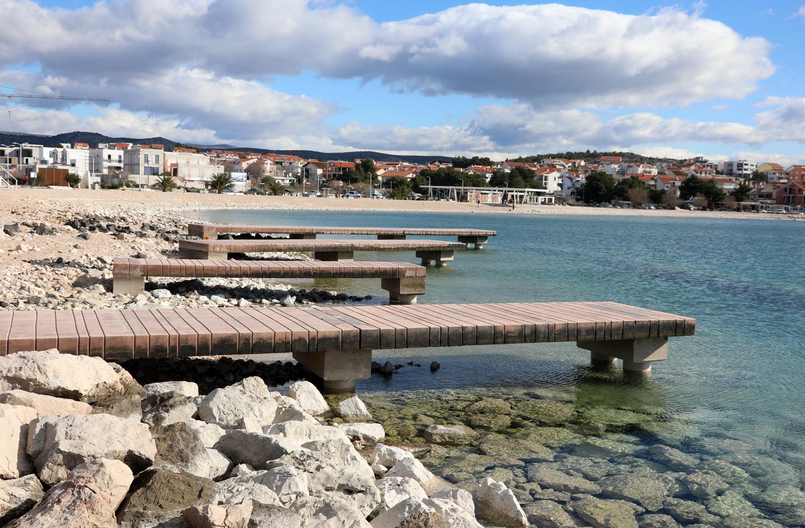 12.02.2023.,Brodarica-Brodarica,poznato turisticko mjesto i plaza Rezaliste djelovanjem morske mijene i povlacenjem mora ,oseka izgleda drugacije od svakodnevne slike.Isplivali su iz mora potoljeni djelovi obale.Kako kazu stari brodaricani,sve ispod crnoga je u moru.
 Photo: Dusko Jaramaz/PIXSELL