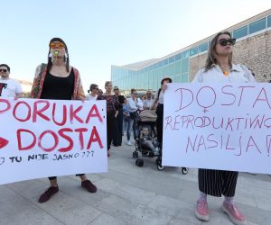 12.05.2022.,Sibenik-Na sibenskoj poljani kao i u vise hrvatskih gradova odrzao prosvjed pod nazivom "Dosta! Unistavanja javnog zdravstva i zanemarivanja zdravlja zena!" u znak solidarnosti s Mirelom Cavajdom i svim zenama kojima su u Hrvatskoj uskraceni zakonski zajamcen prekid trudnoce i drugi oblici zdravstvene skrbi.Sa druge strane Poljani skupina Za zivot je molila,ne slazuci se sa prosvjednicima. Photo: Dusko Jaramaz/PIXSELL