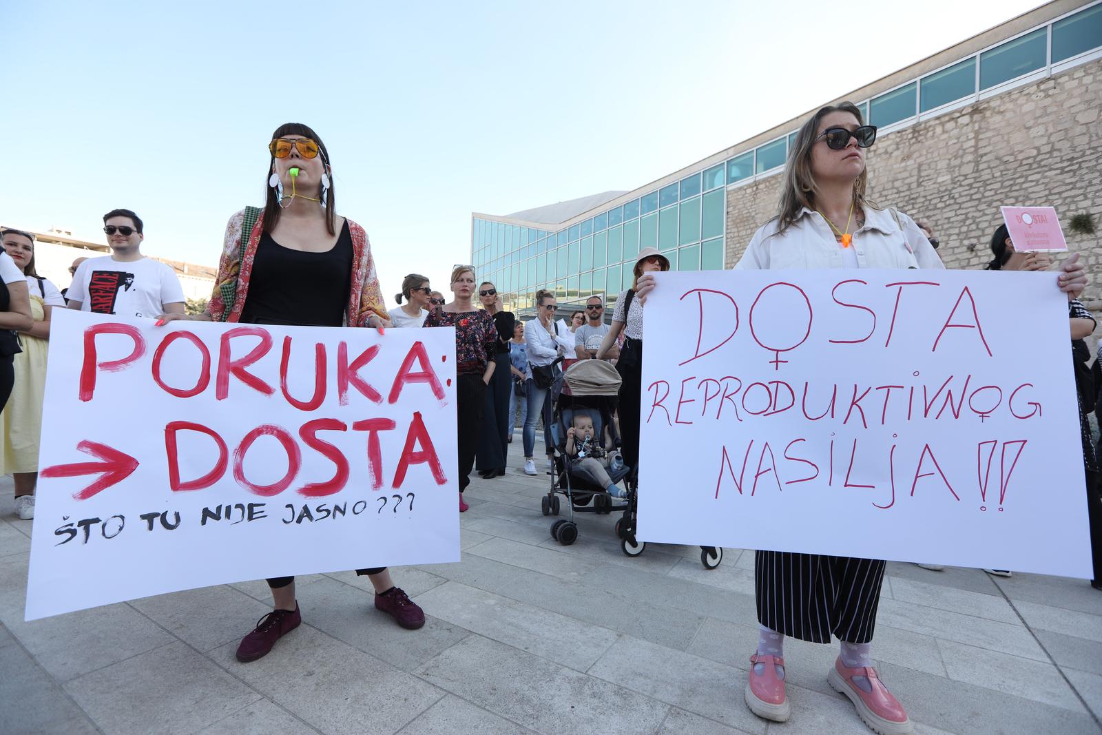 12.05.2022.,Sibenik-Na sibenskoj poljani kao i u vise hrvatskih gradova odrzao prosvjed pod nazivom "Dosta! Unistavanja javnog zdravstva i zanemarivanja zdravlja zena!" u znak solidarnosti s Mirelom Cavajdom i svim zenama kojima su u Hrvatskoj uskraceni zakonski zajamcen prekid trudnoce i drugi oblici zdravstvene skrbi.Sa druge strane Poljani skupina Za zivot je molila,ne slazuci se sa prosvjednicima. Photo: Dusko Jaramaz/PIXSELL