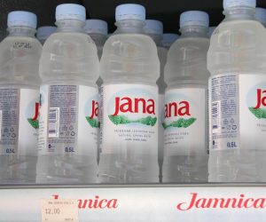 19.07.2012., Vodice - U Vodicama cijena male boce vode je od 7 do 12 kuna s dvije strane hotela Olympia. Na plazi je 12 kuna, a s gornje strane hotela na cesti iznosi 7 kuna. Obje cijene su u kiosku Tiska.rPhoto: Dusko Jaramaz/PIXSELL