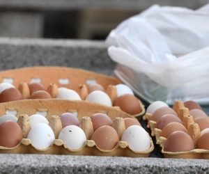 13.02.2023., Sibenik - Losa ponuda i samo rijetki prodavaci na sibenskoj gradskoj trznici. Photo: Hrvoje Jelavic/PIXSELL