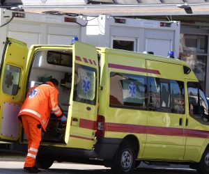 13.02.2023., Sibenik - Tim Hitne medicinske pomoci ispred Sibenske opce bolnice. Photo: Hrvoje Jelavic/PIXSELL