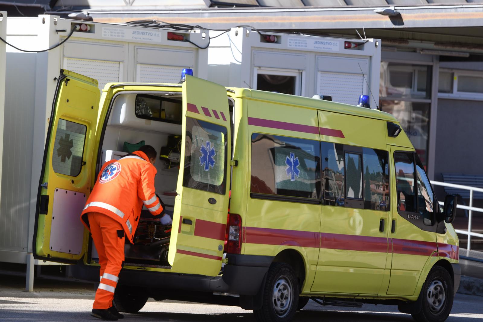 13.02.2023., Sibenik - Tim Hitne medicinske pomoci ispred Sibenske opce bolnice. Photo: Hrvoje Jelavic/PIXSELL