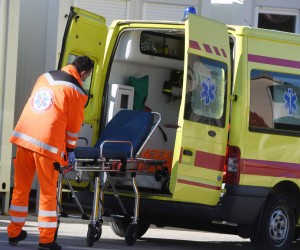 13.02.2023., Sibenik - Tim Hitne medicinske pomoci ispred Sibenske opce bolnice. Photo: Hrvoje Jelavic/PIXSELL