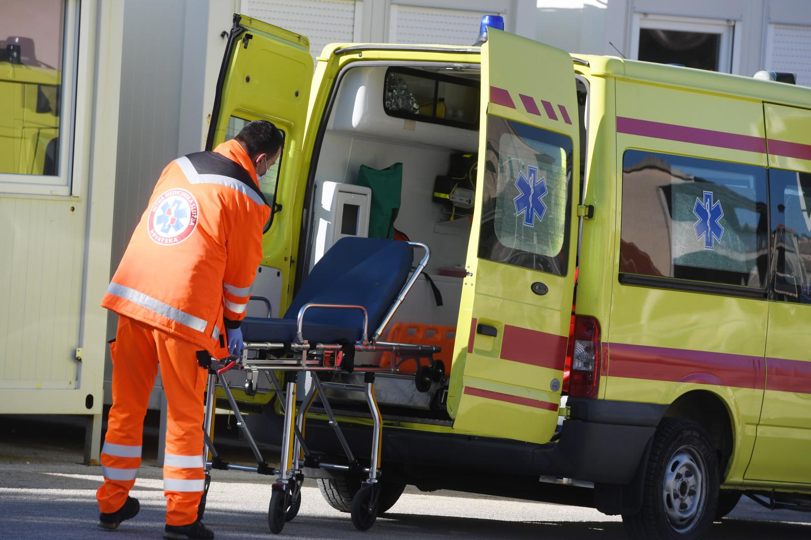 13.02.2023., Sibenik - Tim Hitne medicinske pomoci ispred Sibenske opce bolnice. Photo: Hrvoje Jelavic/PIXSELL